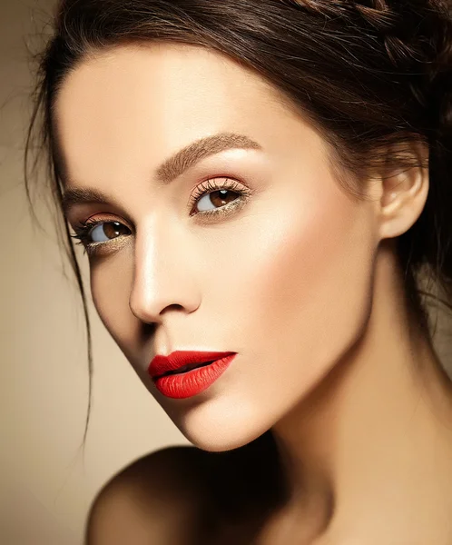 Glamour retrato de mujer hermosa modelo dama con maquillaje diario fresco con labios rojos y cara limpia y peinado ondulado romántico sobre fondo marrón — Foto de Stock