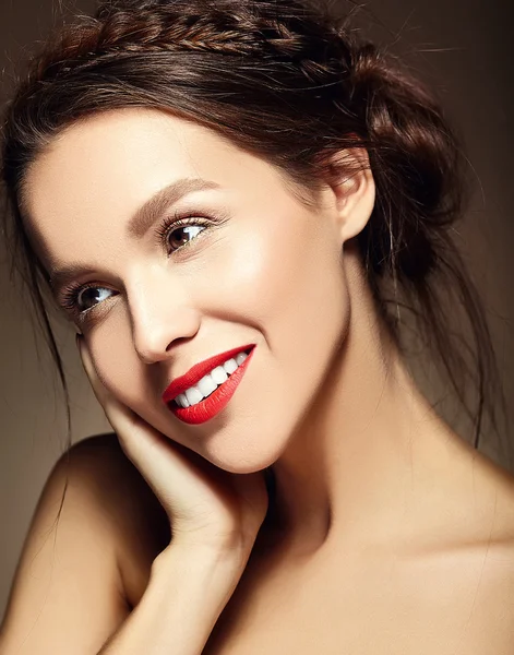 Glamour-Porträt der schönen Frau Model Lady mit frischem täglichen Make-up mit roten Lippen und sauberem Gesicht und romantischer welliger Frisur auf braunem Hintergrund — Stockfoto