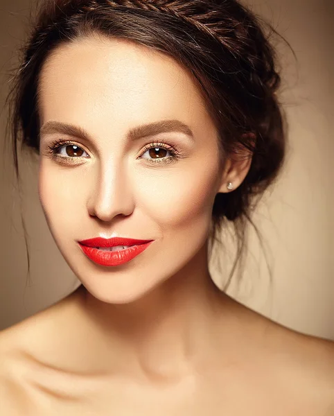 Glamour retrato de mujer hermosa modelo dama con maquillaje diario fresco con labios rojos y cara limpia y peinado ondulado romántico sobre fondo marrón — Foto de Stock