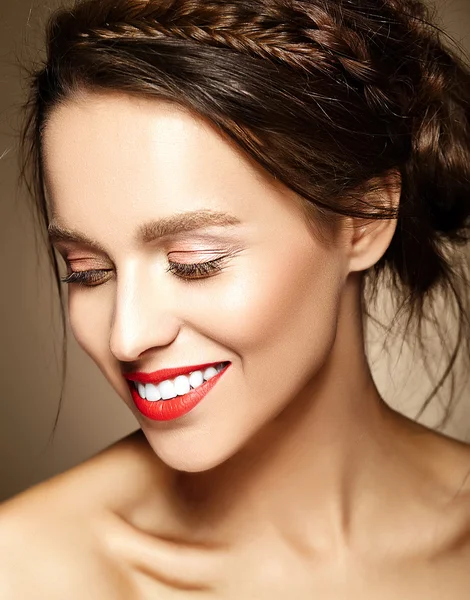 Glamour retrato de mujer hermosa modelo dama con maquillaje diario fresco con labios rojos y cara limpia y peinado ondulado romántico sobre fondo marrón —  Fotos de Stock