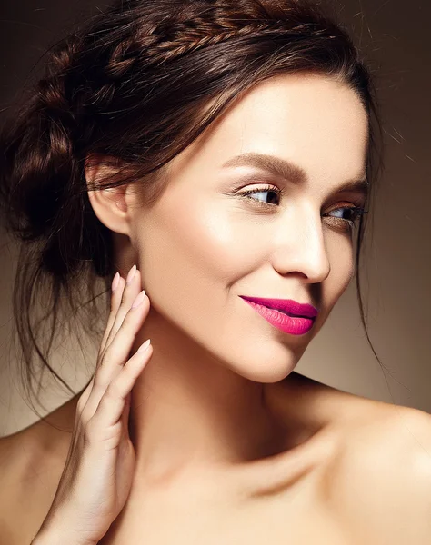 Glamour retrato de mujer hermosa modelo dama con maquillaje diario fresco con labios rojos y cara limpia y peinado ondulado romántico sobre fondo marrón —  Fotos de Stock