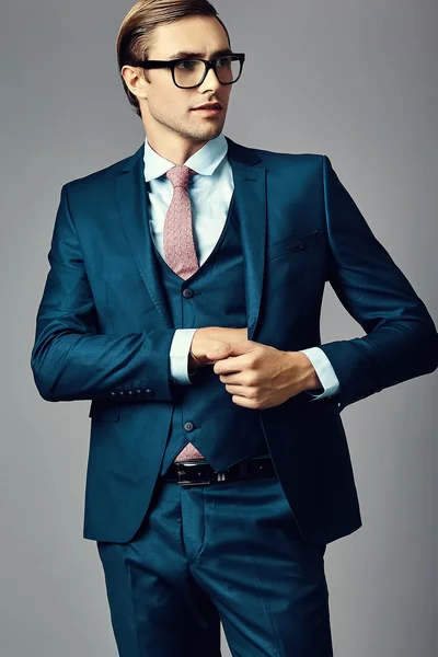 Jovem elegante bonito empresário modelo masculino em um terno e óculos de moda, posando em estúdio — Fotografia de Stock