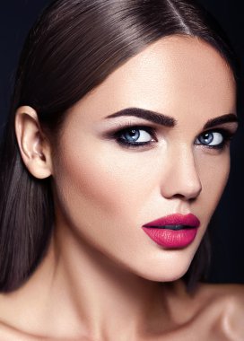 Taze günlük makyaj ve temiz sağlıklı cilt yüz ile şehvetli güzel kadın modeli Bayan