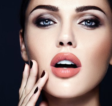 Taze günlük makyaj ve temiz sağlıklı cilt yüz ile şehvetli güzel kadın modeli Bayan