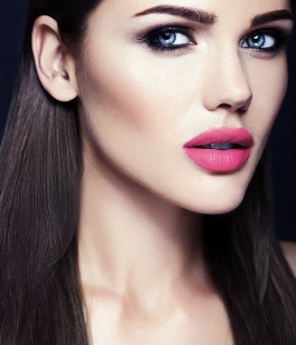 Taze günlük makyaj ve temiz sağlıklı cilt yüz ile şehvetli güzel kadın modeli Bayan