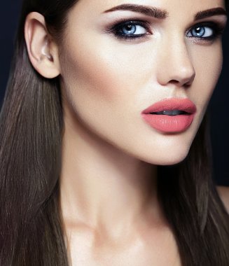 Taze günlük makyaj ve temiz sağlıklı cilt yüz ile şehvetli güzel kadın modeli Bayan