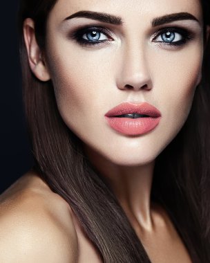 Taze günlük makyaj ve temiz sağlıklı cilt yüz ile şehvetli güzel kadın modeli Bayan