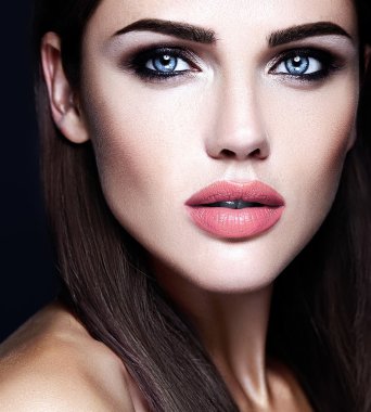 Taze günlük makyaj ve temiz sağlıklı cilt yüz ile şehvetli güzel kadın modeli Bayan