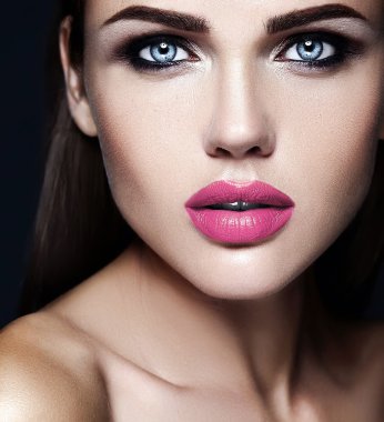 Taze günlük makyaj ve temiz sağlıklı cilt yüz ile şehvetli güzel kadın modeli Bayan