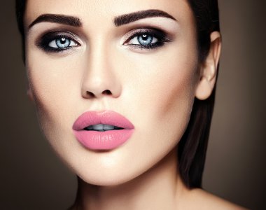 Taze günlük makyaj ve temiz sağlıklı cilt yüz ile şehvetli güzel kadın modeli Bayan