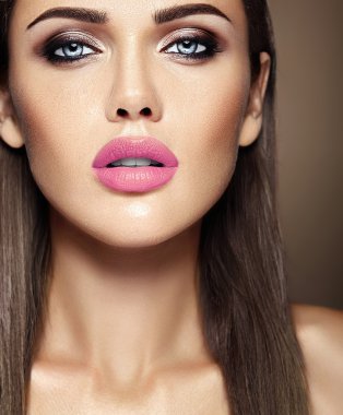 Taze günlük makyaj ve temiz sağlıklı cilt yüz ile şehvetli güzel kadın modeli Bayan