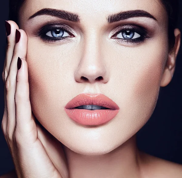 Sensual beautiful  woman model lady with fresh daily makeup and clean healthy skin face — Stock Photo, Image