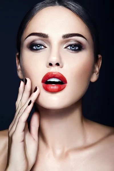 Sensual mulher bonita modelo senhora com maquiagem diária fresca e rosto de pele saudável limpo — Fotografia de Stock