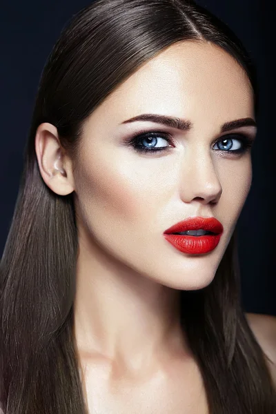 Sinnlich schöne Frau Modell Dame mit frischem täglichen Make-up und saubere gesunde Haut Gesicht — Stockfoto