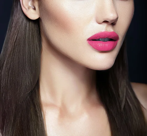 Sensuele mooie vrouw model dame met verse dagelijkse make-up en schone gezonde huid gezicht — Stockfoto