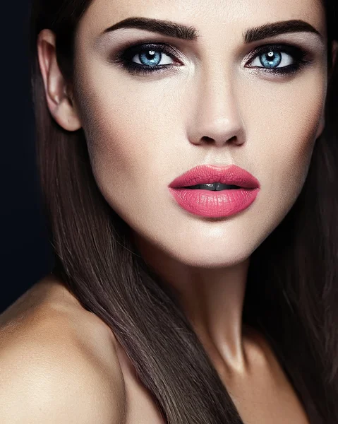 Taze günlük makyaj ve temiz sağlıklı cilt yüz ile şehvetli güzel kadın modeli Bayan