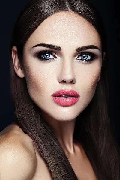 Smyslná žena krásná modelu lady s čerstvé denní make-up a čisté zdravé kůže obličeje — Stock fotografie