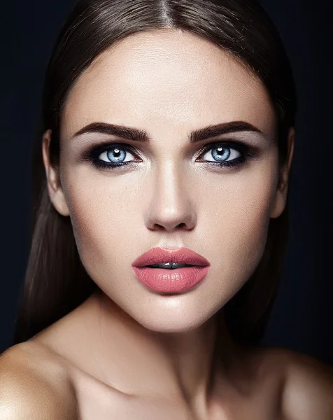 Smyslná žena krásná modelu lady s čerstvé denní make-up a čisté zdravé kůže obličeje — Stock fotografie