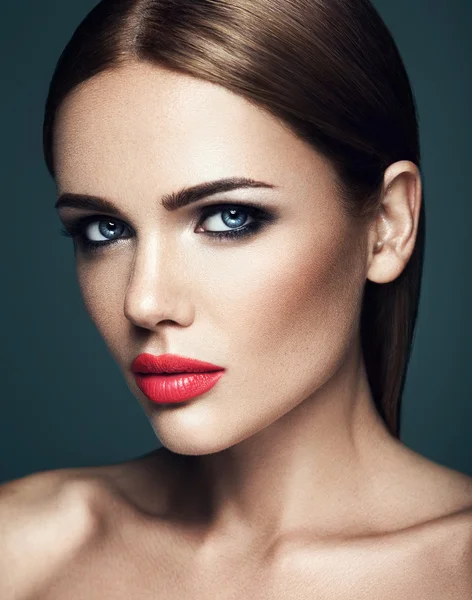 Sensuele mooie vrouw model dame met verse dagelijkse make-up en schone gezonde huid gezicht — Stockfoto