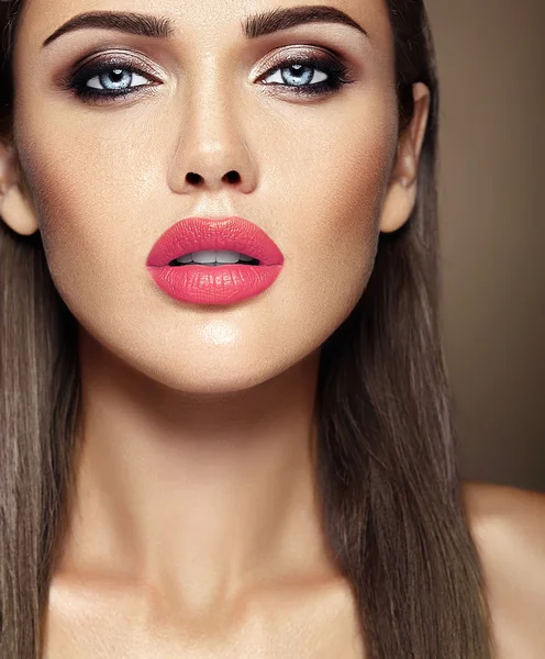 Sensuelle belle femme modèle dame avec maquillage frais quotidien et propre visage de peau saine — Photo