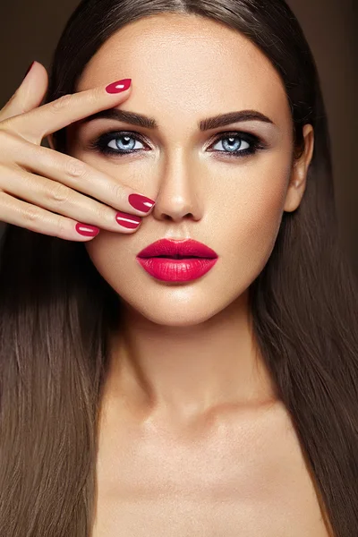Zmysłowe kobiety piękne modelu pani z czystej zdrowej skóry twarzy i świeży makijaż dzienny — Zdjęcie stockowe