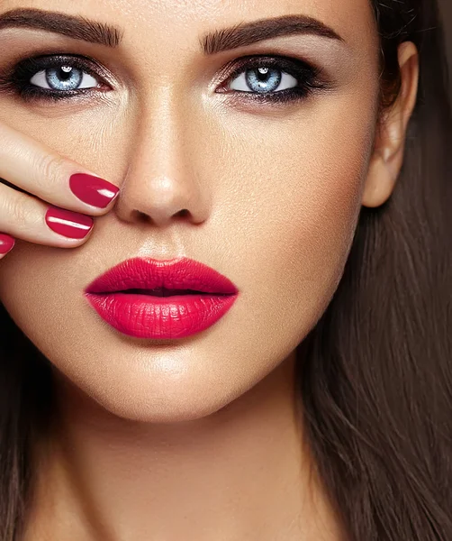 Señora de modelo sensual hermosa mujer con maquillaje diario fresco y limpio sano piel cara —  Fotos de Stock