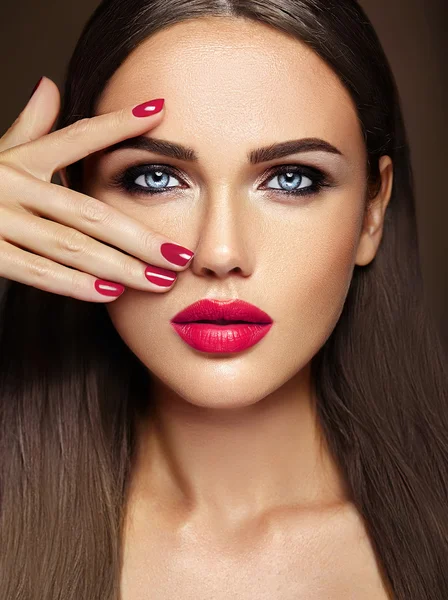 Smyslná žena krásná modelu lady s čerstvé denní make-up a čisté zdravé kůže obličeje — Stock fotografie