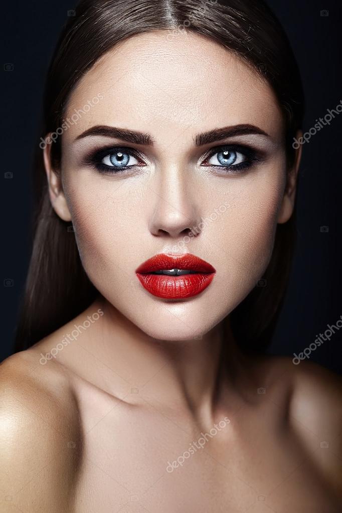 Retrato de glamour sensual do modelo de mulher bonita sem maquiagem e pele  limpa e saudável em preto