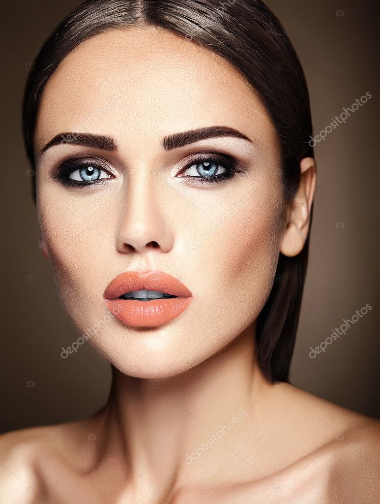 Retrato de glamour do modelo de mulher bonita com maquiagem diária