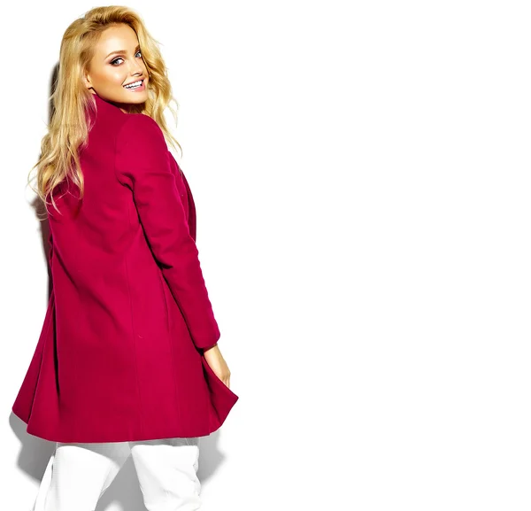Retrato de bela feliz doce sorridente mulher loira menina em casual hipster roupas quentes de inverno, em jaqueta vermelha — Fotografia de Stock