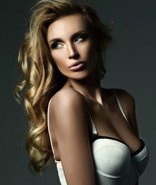 güzel sarışın kadın modeli Bayan taze makyaj ve sağlıklı kıvırcık saç ile şehvetli glamour portresi