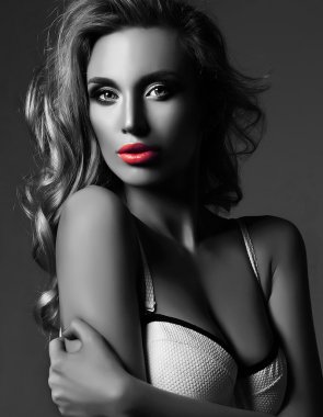 güzel bir kadın modeli Bayan kırmızı dudaklar renk ve temiz sağlıklı cilt yüz ile taze günlük makyaj ile şehvetli glamour portresi