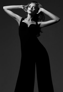 güzel sarışın kadın modeli Bayan klasik siyah kostüm taze makyaj ile şehvetli glamour portresi