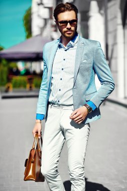 Yüksek moda bakmak. Genç şık emin mutlu yakışıklı işadamı modeli Güneş gözlüğü sokakta takım elbise giyim yaşam tarzı