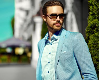 Yüksek moda bakmak. Genç şık emin mutlu yakışıklı işadamı modeli Güneş gözlüğü sokakta takım elbise giyim yaşam tarzı