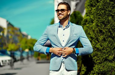 Yüksek moda bakmak. Genç şık emin mutlu yakışıklı işadamı modeli Güneş gözlüğü sokakta takım elbise giyim yaşam tarzı