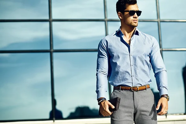 Ritratto di moda di giovane sexy bel modello uomo in tessuto casual in occhiali da sole in strada — Foto Stock