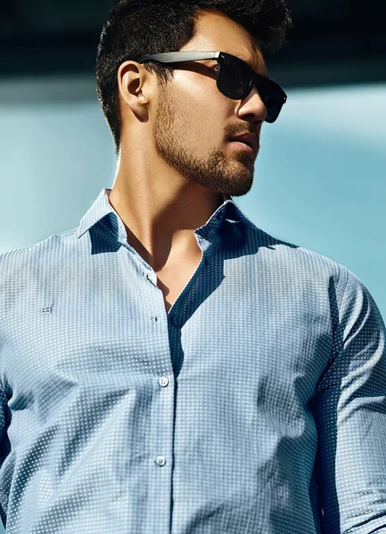 Fashion portrait of young sexy handsome model man in casual cloth in sunglasses in the street — ストック写真