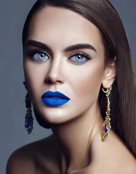 Sinnliches Glamour-Porträt der schönen Model-Lady mit buntem Make-up mit blauen Lippen und Schmuck — Stockfoto