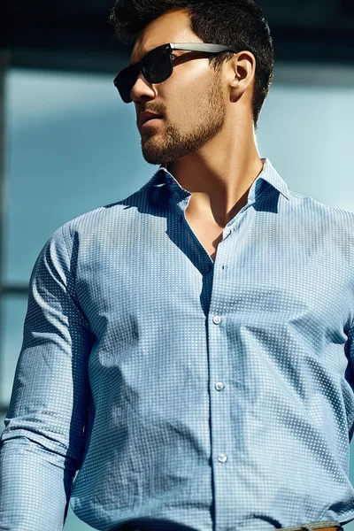 Fashion portrait of young sexy handsome model man in casual cloth in sunglasses in the street — 图库照片
