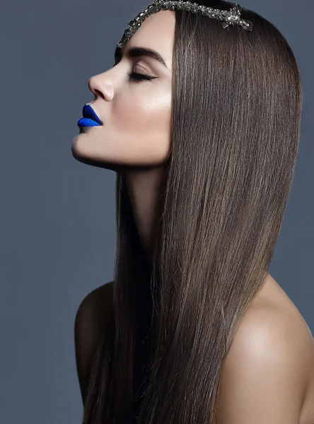 Sinnliches Glamour-Porträt der schönen Model-Lady mit buntem Make-up mit blauen Lippen und Schmuck — Stockfoto