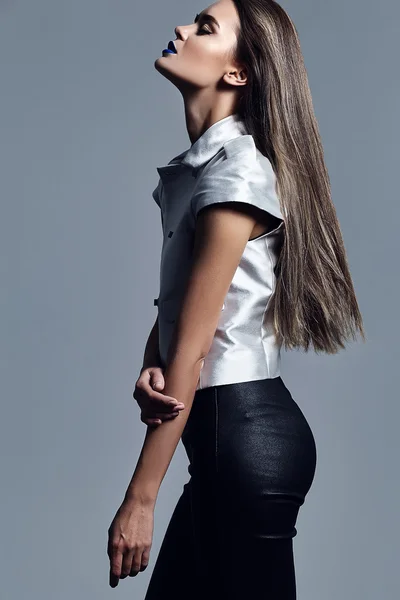 Стильная красивая девушка модель с длинными волосами в модной одежде — стоковое фото