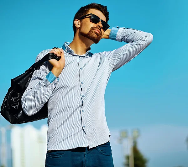 Portrét mladých stylově jistý šťastný hezký model člověka v bederní látky s taškou v ulici, životního stylu — Stock fotografie