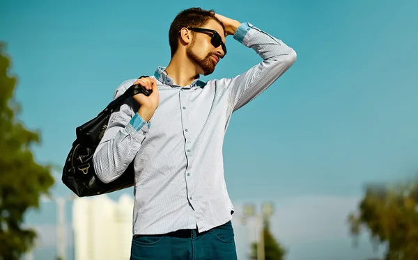 Porträt junger stilvoller selbstbewusster, glücklicher, gut aussehender Modelmann in Hipstertuch mit Tasche auf der Straße, Lebensstil — Stockfoto