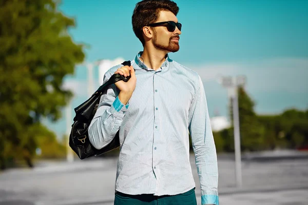 Porträt junger stilvoller selbstbewusster, glücklicher, gut aussehender Modelmann in Hipstertuch mit Tasche auf der Straße, Lebensstil — Stockfoto