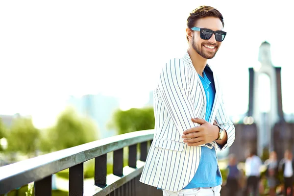Młodych stylowe pewnie szczęśliwy przystojny biznesmen modelu w kolorze hipster ubrania spaceru na ulicy w okulary — Zdjęcie stockowe