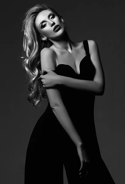 Retrato sensual glamour de bela mulher loira modelo senhora com maquiagem fresca em traje preto clássico — Fotografia de Stock