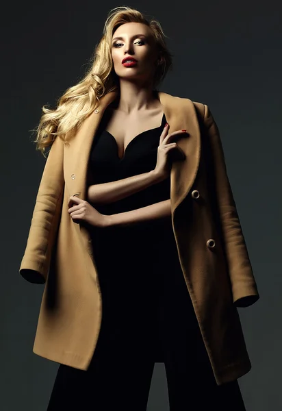 Sinnliches Glamour-Porträt der schönen blonden Model-Lady mit frischem Make-up in klassisch schwarzem Kostüm und Mantel — Stockfoto