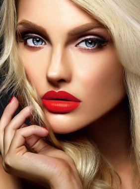 güzel sarışın kadın modeli Bayan parlak makyaj ve siyah arka plan üzerine sağlıklı kıvırcık saçlı pembe dudakları şehvetli glamour portresi