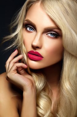 güzel sarışın kadın modeli Bayan parlak makyaj ve siyah arka plan üzerine sağlıklı kıvırcık saçlı pembe dudakları şehvetli glamour portresi